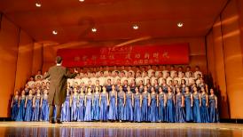 古力娜扎穿亮片礼服亮相，深V设计直接到肚子位置，只有她能驾驭